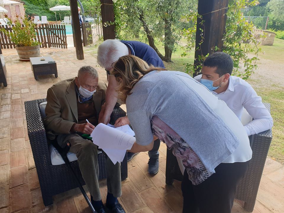 Il professor Emidio Grisostomi firma, il 17 giugno scorso, l'atto di donazione delle monete e medaglie sistine della propria collezione al Comune di Montalto delle Marche