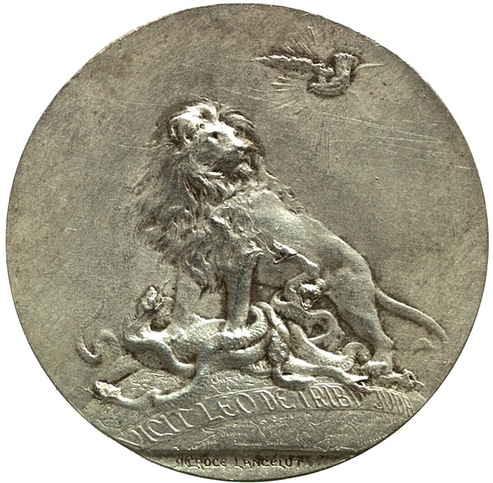 Il rovescio, tutt'altro che consueto per una medaglia papale, con il Leone di Giuda che schiaccia il serpente, in alto la colomba dello Spirito Santo (argento, mm 43)