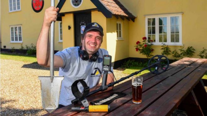 Luke Mahoney, "metal detectorist" inglese e rinvenitore del "tesoro del pub" venuto alla luce a fine luglio nel Suffolk