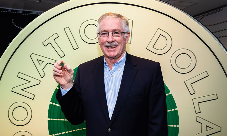 Il CEO della Royal Australian Mint Ross MacDiarmid durante la presentazione ufficiale del primo dollaro solidale australiano: un'iniziativa che continuerà nei prossimi anni