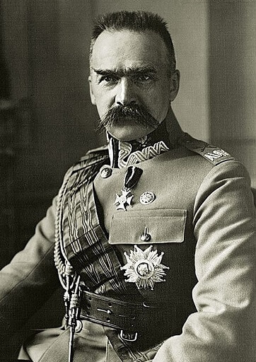 Józef Piłsudski, eroe nazionale polacco e primo capo dello Stato, già effigiato su monete e medaglie e ora ricordato anche da una banconota