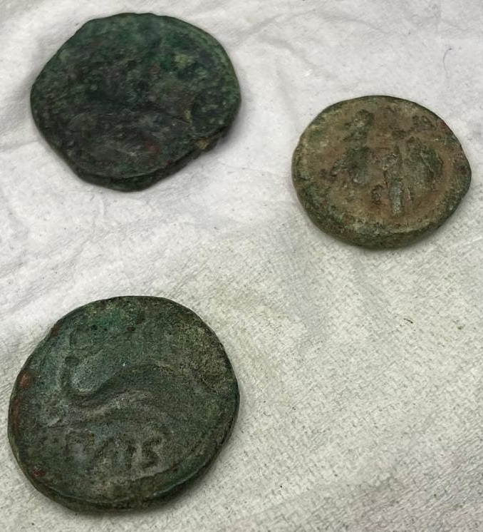 Dalla pagina Facebook del Parco archeologico di Paestum, un'immagine delle tre monete che un anonimo pentito ha restitutito, dopo averle trovate nel sito archeologico circa trent'anni fa