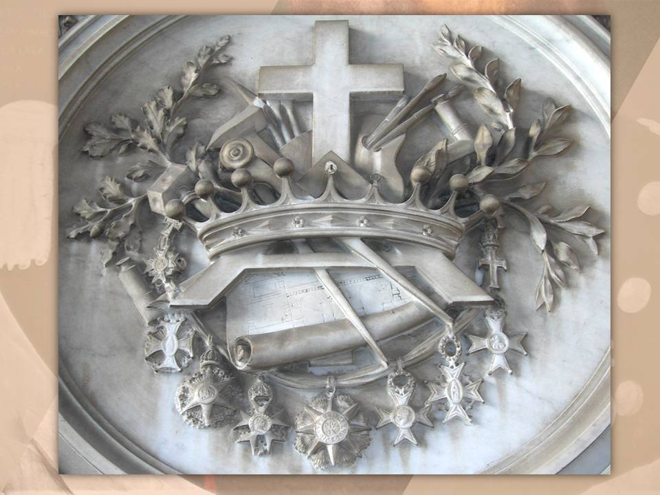 Composizione simbolico-nobiliare decorata da numerose insegne cavalleresche dalla Cappella Vespignani al cimitero di San Lorenzo al Verano di Roma