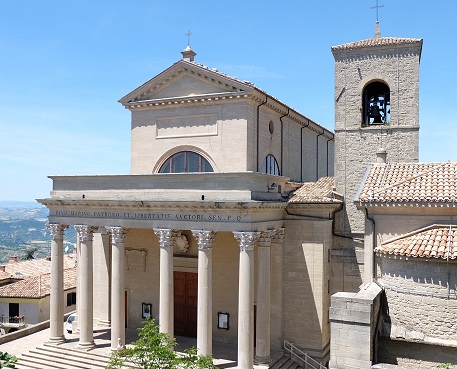 La Basilica di san Marino ospita, fra le altre opere d'arte, la scultura realizzata da Antonio Tadolini nel XIX secolo che troneggia sopra l'altar maggiore