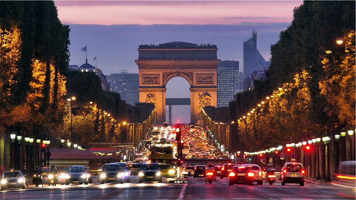 Gli Champs Elysées di Parigi, due chilometri di viale che sono il cuore pulsante della capitale francese, sede di eventi prestigiosi e luogo dedicato alla mondanità, al turismo e allo shopping