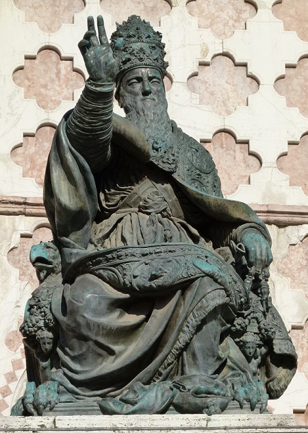La grande statua in bronzo raffigurante papa Giulio III che si trova di fronte al Duomo di Perugia