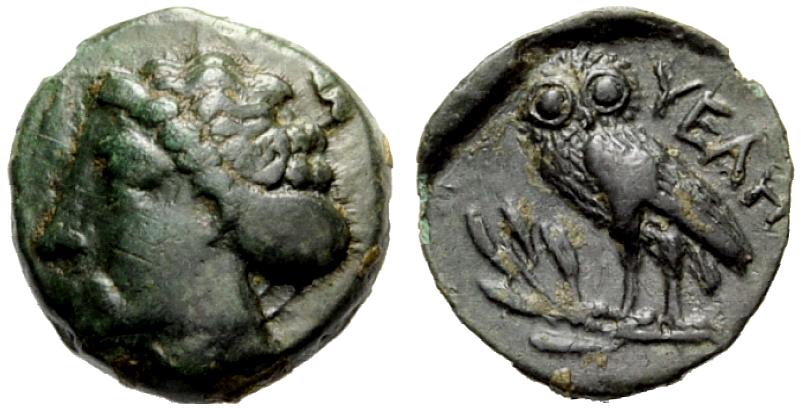 Piccolo bronzo di 1.27 grammi di peso coniato ad Elea/Velia nel IV secolo a.C. con testa di ninfa al D/ e civetta di stile ateniese, su ramo d'ulivo, al rovescio