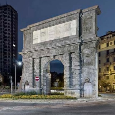 Un'immagine dell'arco di Porta Romana, a Milano, come è oggi: la viabilità moderna lo circonda senza cancellarne il fascino