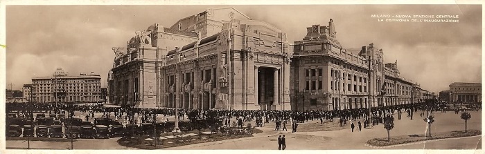 Una bella cartolina "panoramica" che mostra la Stazione centrale di Milano il 1° luglio 1931, nel giorno dell'inaugurazione