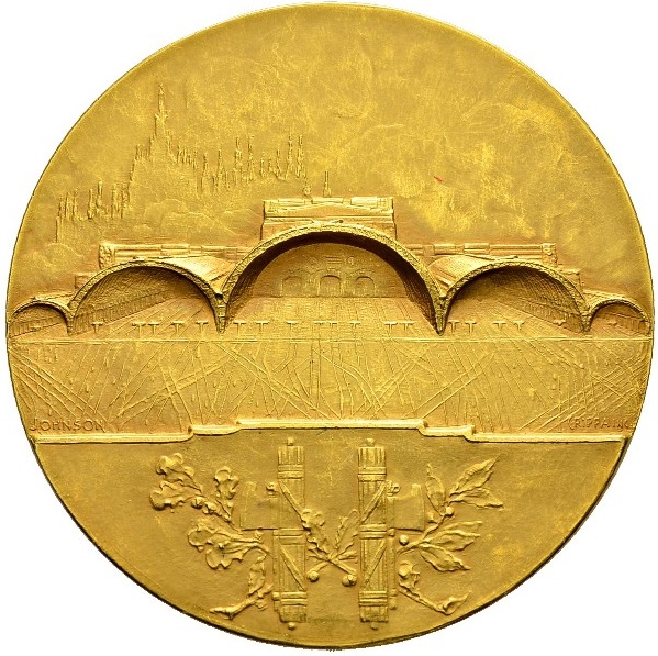 Il dritto di uno dei rarissimi esemplari in oro della medaglia coniata per l'inaugurazione della Stazione centrale di Milano: un "merletto" di incisione appena accennata su cui spiccano, in rilievo, i grandi archi dello scalo ferroviario