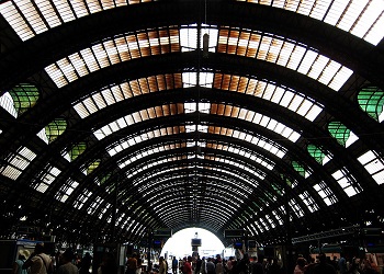 La Stazione centrale milanese è capolinea di circa cinquecento treni al giorno e vede il transito di centianaia di migliaia di persone