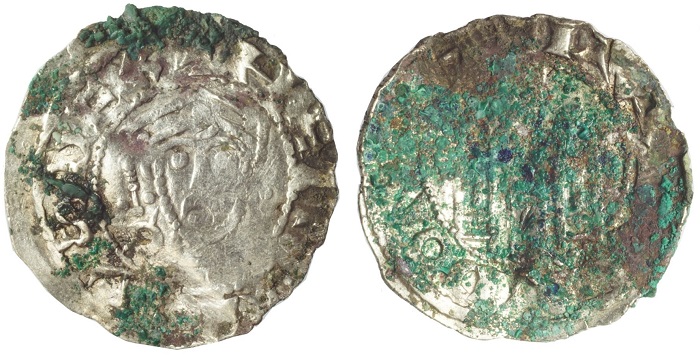 Una delle monete medievali rinvenute in Polonia assieme a gioielli, lingotti d'argento e altri esemplari numismatici di varie zecche (credits: Adam Kedzierski)