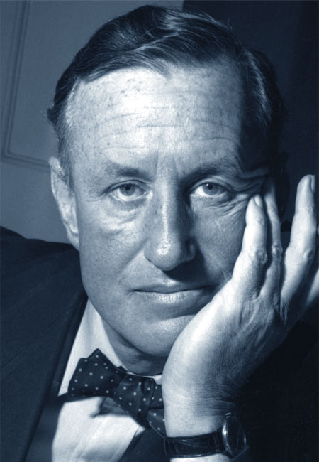 Ex ufficiale della Royal Navy e dell'intelligence britannica, Ian Fleming portò molta della sua esperienza sul campo nella stesura dei romanzi di JAmes Bond che lo resero celebre Ex ufficiale della Royal Navy e dell'intelligence britannica, Ian Fleming portò molta della sua esperienza sul campo nella stesura dei romanzi di JAmes Bond che lo resero celebre