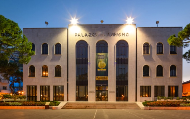 Il Palazzo del Turismo, storica sede del Convegno di Riccione che da mezzo secolo riunisce gli appassionati di numismatica, filatelia e collezionismo