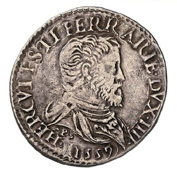 Il dritto della moneta con il busto corazzato e drappeggiato del duca di Ferrara, Modena e Reggio sotto cui si vede, tra due punti, l'iniziale P dell'incisore Pastorino Il dritto della moneta con il busto corazzato e drappeggiato del duca di Ferrara, Modena e Reggio sotto cui si vede, tra due punti, l'iniziale P dell'incisore Pastorino