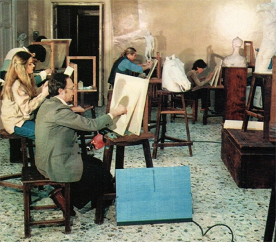 Luciano Zanelli (in prima piano) alla Scuola dell'arte della medaglia di Roma, durante un'esercitazione di disegno dal vero all'inizio degli anni Ottanta