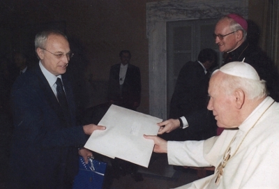 Luciano Zanelli ricevuto in udienza da San Giovanni Paolo II per il conferimento dell'onorificenza di commendatore dell'Ordine di San Gregorio Magno