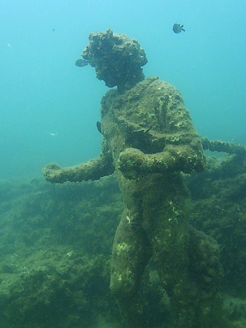 Una delle statue del Parco archeologico subacqueo di Baia, in Campania: si tratta di uno dei pochi esempi di sito sottomarino italiano che abbia goduto di un'azione estensiva di tutela e di valorizzazione Una delle statue del Parco archeologico subacqueo di Baia, in Campania: si tratta di uno dei pochi esempi di sito sottomarino italiano che abbia goduto di un'azione estensiva di tutela e di valorizzazione