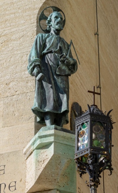 La statua in bronzo del santo scalpellino, opera di Giulio Tadolini, posta sull'angolo destro della facciata del Palazzo Pubblico