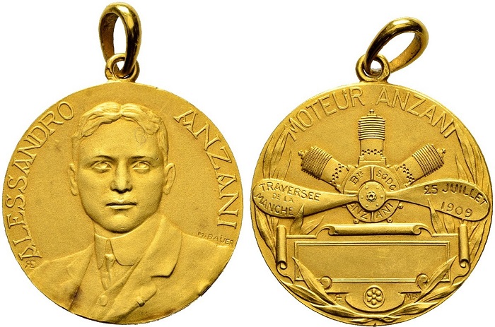 Uno dei forse due soli esemplari in oro della medaglia per Alessandro Anzani coniata per celebrare il successo del suo innovativo motore nell'impresa del 25 luglio 1909