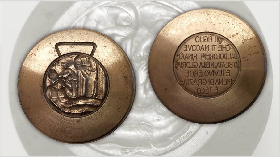 I due coni della medaglia per le madri dei caduti versione 1956: il monogramma L&CM non risulta visibile sul dritto, e questo ha portato le medaglie ad essere indicate come "anonime"