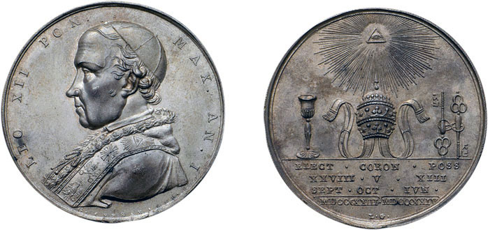 Medaglia in argento per l'elezione al pontificato di Leone XII, anno 1823: al rovescio la tiara, il calice aucaristico e le chiavi petrine sormontate dall'occhio divino raggiante
