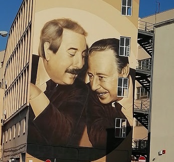 Un grande murales che riproduce l'immagine icona di Giovanni Falcone e Paolo Borsellino, magistrati eroi caduti nella lotta alla mafia nel 1992
