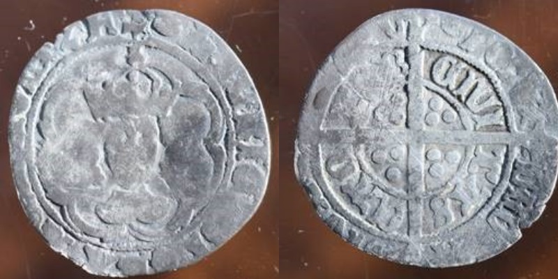 La moneta inglese, un "half groat" in lega d'argento del valore di due penny, coniata a Canterbury sotto Enrico VII Tudor: è la più antica ad essere rinvenuta nell'attuale Canada