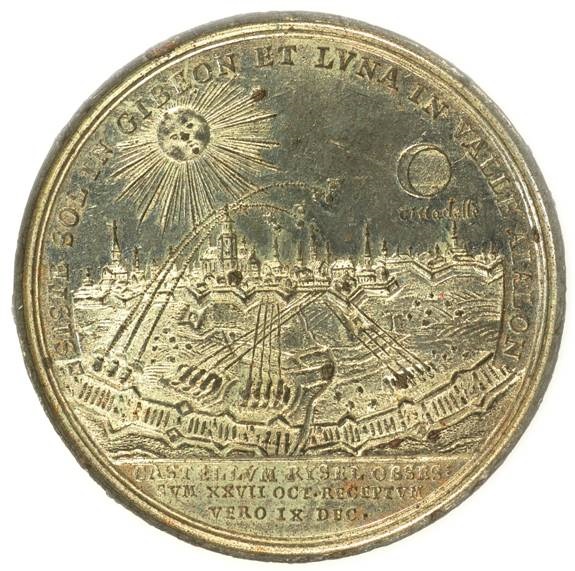Il rovescio dell'elabrata medaglia in antimonio (mm 48) che ricorda l'assedio di Lilla del 1708, nel corso della Guerra di successione spagnola