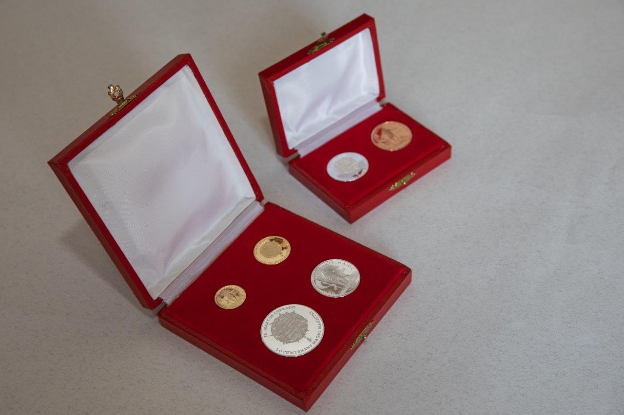 I due eleganti cofanetti in cui lo SMOM propone le monete 2020: la serie oro-argento denominata in scudi e quella in argento-bronzo con valori facciali in tarì e grani