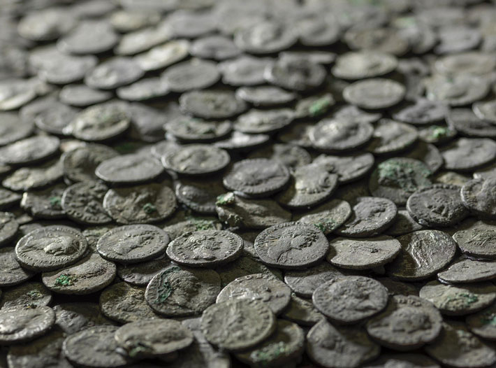Circa 5500 denari romani di età imperiale sono l'eccezionale insieme numismatico rinvenuto in Germania, nei pressi di Augusta Vindelicum