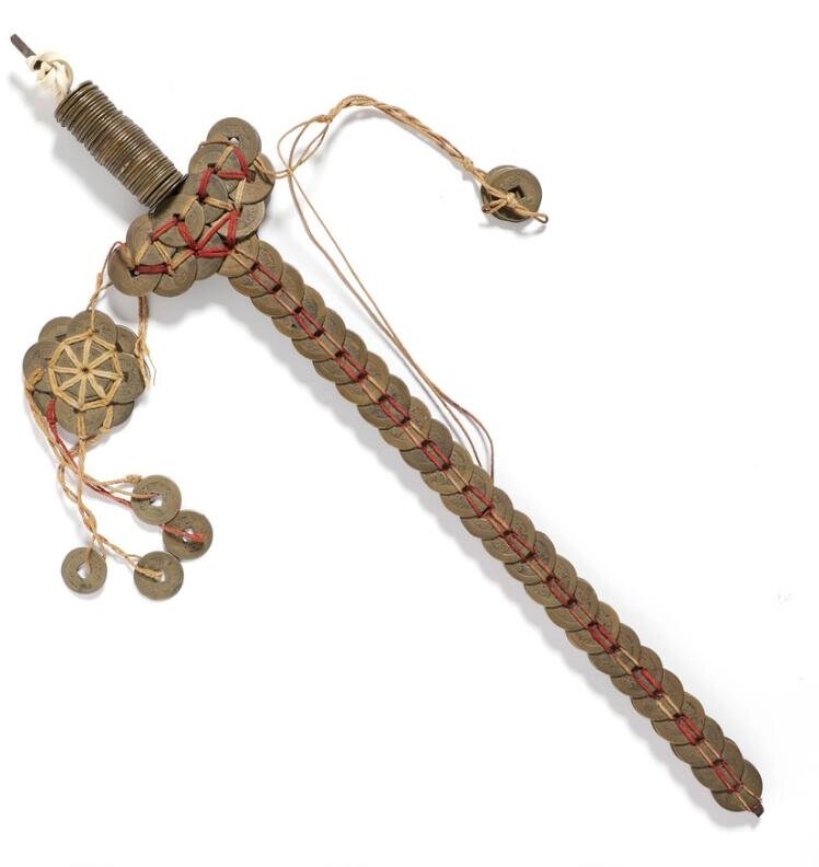 Un magnifico esemplare di spada amuleto di produzione cinese realizzato con decine di antiche cash legate insieme: secondo la tradizione orientale, un toccasana contro il malocchio