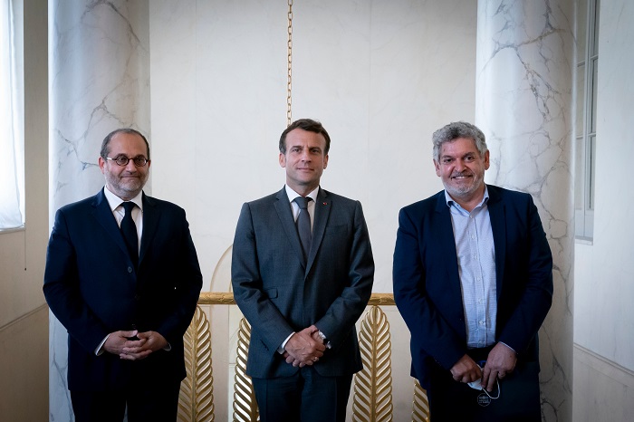 Il presidente francese Macron con il presidente e l'incisore generale della Monnaie de Paris, ricevuti all'Eliseo per la presentazione delle nuove monete da 1 e 2 euro in circolazione dal 2022