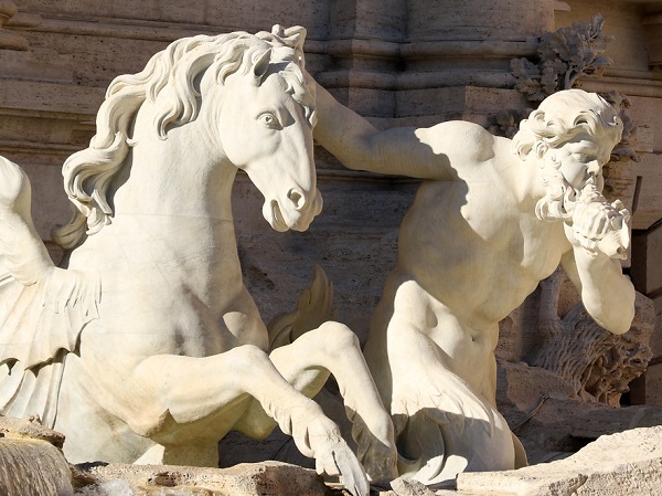 Il Tritone e il cavallo: questo il dettaglio di Fontana di Trevi che sarà raffigurato al rovescio della micro moneta aurea italiana 2022