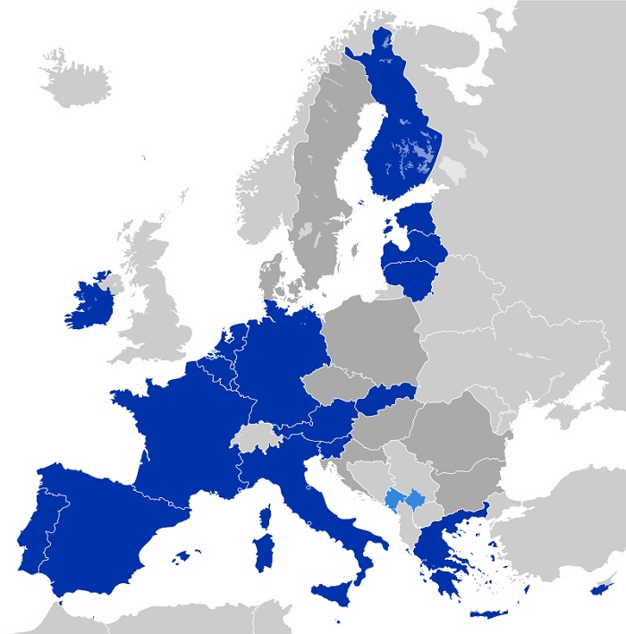 In blu, i paesi d'Europa che fanno parte dell'Eurozona: dai 12 del 2002, anno di debutto della moneta unica, sono passati a 19, più altri che utilizzano "de facto" la valuta comunitaria come moneta corrente