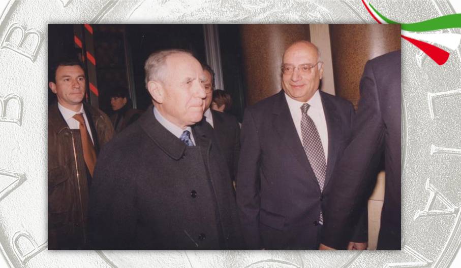 Nicola Jelpo, direttore della Zecca italiana nel 1982, qui in un immagine con Carlo Azeglio Ciampi, all'epoca governatore della Banca d'Italia