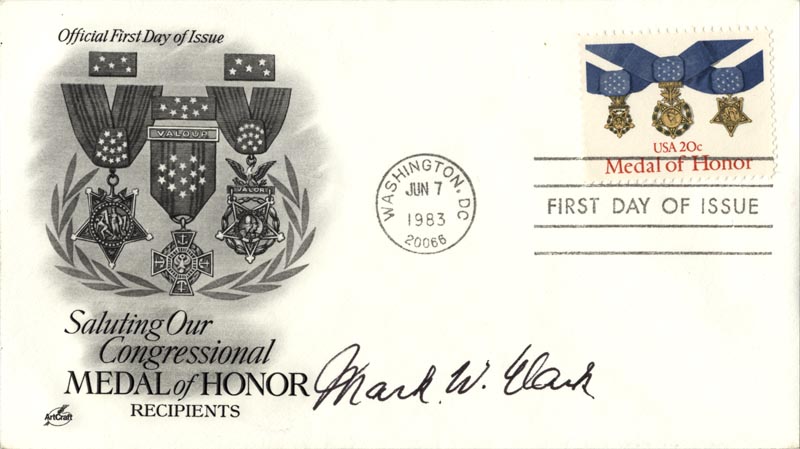 Una rarissima busta primo giorno con in francobollo Usa dedicato alle "Medal of Honor" concesse dal Congresso e firmata dal generale Clark, che ricevette l'onorificenza nel 1943