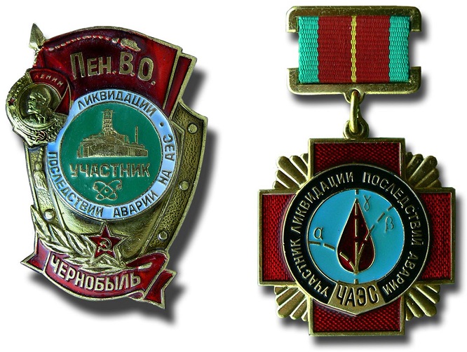 Il distintivo e la medaglia concessi ai "liquidatori" di Chernobyl dall'URSS: a circa 600.000 persone fu riconosciuto questo status