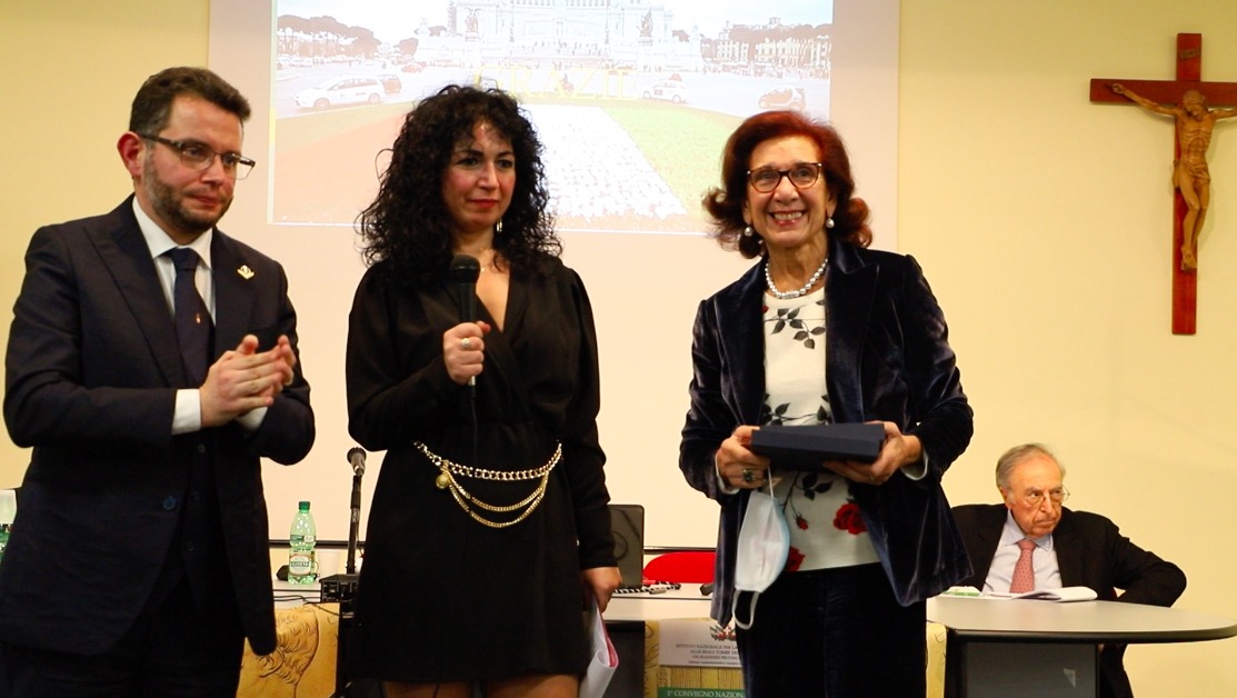Maria Caltabiano, eminente studiosa e vincitrice del Premio Biblionumis 2021, con Luca Lombardi e la giornalista Amalia Perrone durante la cerimonia di consegna del riconoscimento