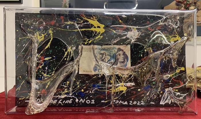 L'opera "500.000 Lire" rende omaggio alla più bella e prestigiosa banconota italiana pre euro mettendo in simbiosi la sua classica raffinatezza con il potere evocativo dell'arte contemporanea