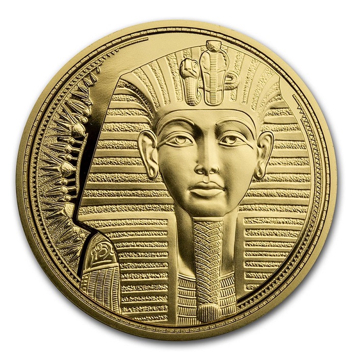 Il rovescio della moneta dell'anno premiata con il COTY raffigura la maschera funeraria di Tutankhamon conservata al Museo Egizio del Cairo