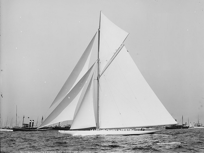 Lo yacht a vela "Reliance" in una rara immagine del 1903, anno in cui si svolse la brevissima carriera sportiva di questo cutter velocissimo e fragile