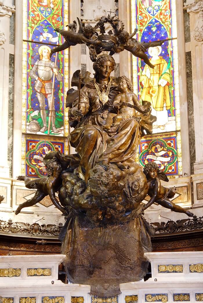 La magnifica statua bronzea della Madonna in vesti di regina di Genova che si trova nel Duomo di San Lorenzo fin dalla metà del XVII secolo