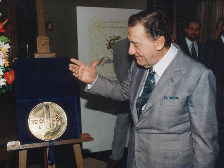 Alberto Sordi, al quale proprio quest'anno l'Italia dedicherà una 5 euro celebrativa, qui ripreso mentre, nel 2001, dà l'addio alla lira italiana che ha segnato la vita e la storia di milioni di persone