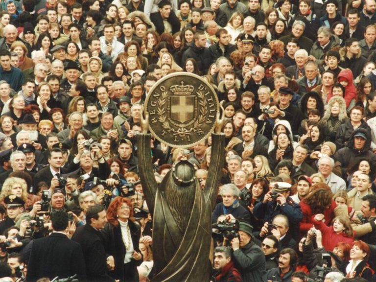 L'inaugurazione del Monumento alla lira, nel 2003, a Rieti: tra la folla degli ospiti inconfodibile, in basso, la grande attrice Sophia Loren accanto all'allora presidente della Camera Gianfranco Fini