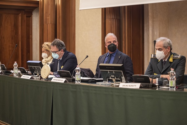 Stati generali della numismatica: da sinistra Daniela Porro (direttrice Soprintendenza di Roma), il senatore Bruno Astorre (promotore del convegno), Stefano Bertuzzi (segretario dell'Accademia), il generale Bruno Buratti (comandante GdF Nord Est)