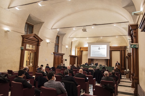 Sala gremita, nei limiti delle normative sanitarie, alla Biblioteca del Senato presso il Palazzo della Minerva a Roma: sul palco si sono alternati oratori istituzionali e privati, professionisti e giuristi