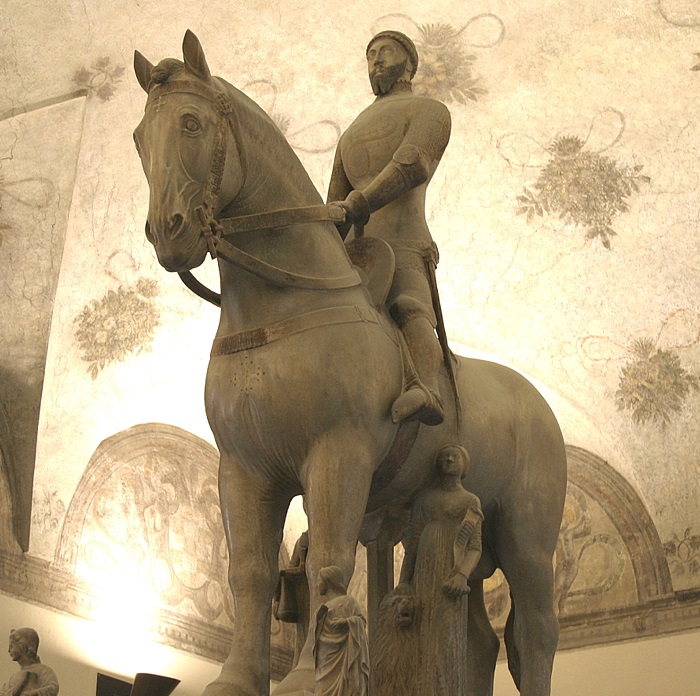 Il maestoso monumento funebre a Bernabò Visconti oggi al Castello sforzesco di Milano