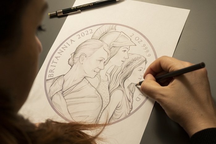 La coin designer Sandra Deiana al lavoro sul bozzetto originale da cui sono scaturite le monete della serie Britannia 2022 emesse dalla Royal Mint e prodotto di punta del settore bullion