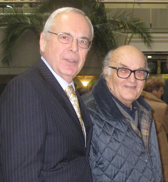 Dulio Donati, a destra, con l'amico Pier Lorenzo Costa all'inaugurazione della mostra sulle medaglie di Giannantonio Bucci a Ravenna nel 2014